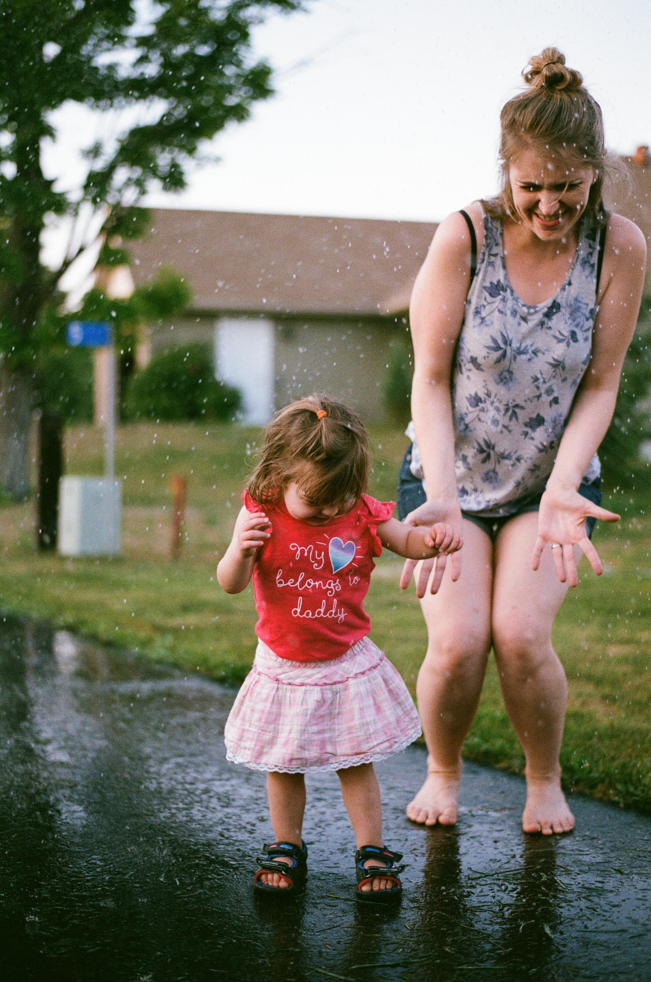 files/woman-and-girl-play-with-water.jpg